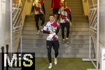 04.04.2025, Fussball 1. Bundesliga 2024/2025, 28. Spieltag, FC Augsburg - FC Bayern Mnchen, in der WWK-Arena Augsburg, Torwart Jonas Urbig (FC Bayern Mnchen) kommt zum Aufwrmen.