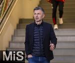 04.04.2025, Fussball 1. Bundesliga 2024/2025, 28. Spieltag, FC Augsburg - FC Bayern Mnchen, in der WWK-Arena Augsburg, Sportdirektor Marenko Jurendic (FC Augsburg) nachdenklich 