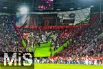 04.04.2025, Fussball 1. Bundesliga 2024/2025, 28. Spieltag, FC Augsburg - FC Bayern Mnchen, in der WWK-Arena Augsburg, Fan-Choreografie der Bayernfans in der Gstekurve, zu einem Thema von einem Ereignis aus der Vereinsgeschichte: 19. Mrz 1979, Eine Team-Rebellion gegen die Verpflichtung eines Trainers Max Merkel (2.v.re) nach interner Abstimmung der Mannschaft mit u.a. Paul Breitner (li, mit Zigarre) und Sepp Maier (2.v.li), diese Team-Rebellion fhrte dann zum Rcktritt von Prsident Wilhelm Neudecker (re), ein bemerkenswerter Vorgang im deutschen Profifuball. Es war ein Akt der Selbstbestimmung und des Protests, der bei den Bayern-Ultras bis heute als Symbol fr die Einheit zwischen Mannschaft und Kurve gilt.