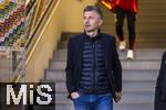 04.04.2025, Fussball 1. Bundesliga 2024/2025, 28. Spieltag, FC Augsburg - FC Bayern Mnchen, in der WWK-Arena Augsburg, Sportdirektor Marenko Jurendic (FC Augsburg) nachdenklich 