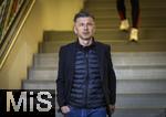 04.04.2025, Fussball 1. Bundesliga 2024/2025, 28. Spieltag, FC Augsburg - FC Bayern Mnchen, in der WWK-Arena Augsburg, Sportdirektor Marenko Jurendic (FC Augsburg) nachdenklich 