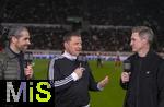 04.04.2025, Fussball 1. Bundesliga 2024/2025, 28. Spieltag, FC Augsburg - FC Bayern Mnchen, in der WWK-Arena Augsburg, Sportvorstand Max Eberl (mitte, Bayern Mnchen) beim DAZN-Interview mit Tobias Schweinsteiger (re) 