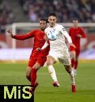 04.04.2025, Fussball 1. Bundesliga 2024/2025, 28. Spieltag, FC Augsburg - FC Bayern Mnchen, in der WWK-Arena Augsburg, v.li: Michael Olise (FC Bayern Mnchen) gegen Dimitrios Christos Giannoulis (FC Augsburg) 