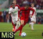 04.04.2025, Fussball 1. Bundesliga 2024/2025, 28. Spieltag, FC Augsburg - FC Bayern Mnchen, in der WWK-Arena Augsburg, Leroy Sane (Bayern Mnchen) am Ball 