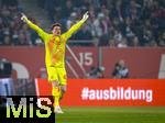 04.04.2025, Fussball 1. Bundesliga 2024/2025, 28. Spieltag, FC Augsburg - FC Bayern Mnchen, in der WWK-Arena Augsburg, Torwart Jonas Urbig (FC Bayern Mnchen) 