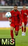 04.04.2025, Fussball 1. Bundesliga 2024/2025, 28. Spieltag, FC Augsburg - FC Bayern Mnchen, in der WWK-Arena Augsburg, Michael Olise (FC Bayern Mnchen) am Ball 