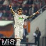 04.04.2025, Fussball 1. Bundesliga 2024/2025, 28. Spieltag, FC Augsburg - FC Bayern Mnchen, in der WWK-Arena Augsburg, Kristjan Jakic (FC Augsburg) gibt Anweisungen.