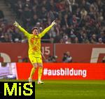 04.04.2025, Fussball 1. Bundesliga 2024/2025, 28. Spieltag, FC Augsburg - FC Bayern Mnchen, in der WWK-Arena Augsburg, Torwart Jonas Urbig (FC Bayern Mnchen) 