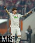 04.04.2025, Fussball 1. Bundesliga 2024/2025, 28. Spieltag, FC Augsburg - FC Bayern Mnchen, in der WWK-Arena Augsburg, Kristjan Jakic (FC Augsburg) gibt Anweisungen.