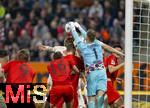 04.04.2025, Fussball 1. Bundesliga 2024/2025, 28. Spieltag, FC Augsburg - FC Bayern Mnchen, in der WWK-Arena Augsburg, Torwart Finn Dahmen (FC Augsburg) boxt den Ball weg
