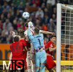 04.04.2025, Fussball 1. Bundesliga 2024/2025, 28. Spieltag, FC Augsburg - FC Bayern Mnchen, in der WWK-Arena Augsburg, Torwart Finn Dahmen (FC Augsburg) boxt den Ball weg