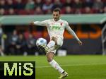04.04.2025, Fussball 1. Bundesliga 2024/2025, 28. Spieltag, FC Augsburg - FC Bayern Mnchen, in der WWK-Arena Augsburg, Alexis Julian Claude-Maurice (FC Augsburg) am Ball 