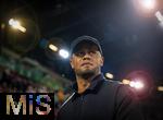 04.04.2025, Fussball 1. Bundesliga 2024/2025, 28. Spieltag, FC Augsburg - FC Bayern Mnchen, in der WWK-Arena Augsburg, Trainer Vincent Kompany (FC Bayern Mnchen) nachdenklich (Bildbearbeitung)