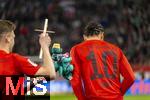 04.04.2025, Fussball 1. Bundesliga 2024/2025, 28. Spieltag, FC Augsburg - FC Bayern Mnchen, in der WWK-Arena Augsburg, v.li: Joshua Kimmich (FC Bayern Mnchen) schwenkt die Figur der Augsburger Puppenkiste (Urmel aus dem Eis) zu Leroy Sane (Bayern Mnchen) der sich wegdreht.