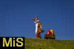 05.04.2025,  Osterfest in Bad Wrishofen im Unterallgu. Ein Lebensgroer Osterhase freut sich ber das kommende Osterfest, in seinem Krbchen und seinem Leiterwagen hat er bunte Ostereier. In dem Osterhschen-Gewand steckt der Trkheimer Gerhard Mller.   (Bildbearbeitung)