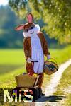 05.04.2025,  Osterfest in Bad Wrishofen im Unterallgu. Ein Lebensgroer Osterhase freut sich ber das kommende Osterfest, in seinem Krbchen und seinem Leiterwagen hat er bunte Ostereier . In dem Osterhschen-Gewand steckt der Trkheimer Gerhard Mller.  