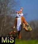 05.04.2025,  Osterfest in Bad Wrishofen im Unterallgu. Ein LebensgroerOsterhase freut sich ber das kommende Osterfest, in seinem Krbchen und seinem Leiterwagen hat er bunte Ostereier . In dem Osterhschen-Gewand steckt der Trkheimer Gerhard Mller.   (Bildbearbeitung)