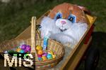 05.04.2025,  Osterfest in Bad Wrishofen im Unterallgu. Ein Osterhasenkopf im Leiterwagen mit bunten Ostereier in einem Krbchen. 