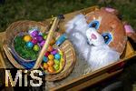05.04.2025,  Osterfest in Bad Wrishofen im Unterallgu. Ein Osterhasenkopf im Leiterwagen mit bunten Ostereier in einem Krbchen. 