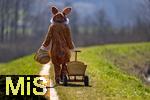 05.04.2025,  Osterfest in Bad Wrishofen im Unterallgu. Ein Lebensgroer Osterhase luft ber die Wiese, in seinem Krbchen hat er bunte Ostereier. Der Leiterwagen ist schon leer, alles fertig verteilt, nun geht er nach Hause. In dem Osterhschen-Gewand steckt der Trkheimer Gerhard Mller.  