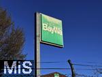 06.04.2025, Ramponiertes Firmenschild an der BayWa-Filiale in Mindelheim, die BayWa AG gert derzeit in finanzielle Turbulenzen und schliesst etliche Filialen in Bayern. (Symbolbild)