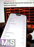 07.04.2025, Thema Brsenbeben nach dem Zoll-Streit aus Amerika: Tagesaktuelle Brsen-Daten auf einem iPhone16 Smartphone-Screen: Aktuelle Daten vom DAX zeigen massive Kursverluste am Montag 07. April 2025 aufgrund der Zlle von Prsident Trump in den USA.