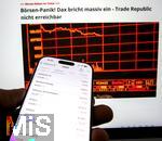 07.04.2025, Thema Brsenbeben nach dem Zoll-Streit aus Amerika: Tagesaktuelle Brsen-Daten auf einem iPhone16 Smartphone-Screen: Aktuelle Daten vom DAX zeigen massive Kursverluste am Montag 07. April 2025 aufgrund der Zlle von Prsident Trump in den USA.