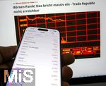 07.04.2025, Thema Brsenbeben nach dem Zoll-Streit aus Amerika: Tagesaktuelle Brsen-Daten auf einem iPhone16 Smartphone-Screen: Aktuelle Daten vom DAX zeigen massive Kursverluste am Montag 07. April 2025 aufgrund der Zlle von Prsident Trump in den USA.