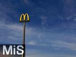 08.04.2025, Schild einer McDonalds Filiale an der Autobahn in Deutschland.