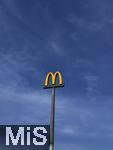 08.04.2025, Schild einer McDonalds Filiale an der Autobahn in Deutschland.