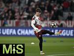 08.04.2025,  Fussball UEFA Championsleague 2024/2025: Viertelfinale Hinspiel, FC Bayern Mnchen - Inter Mailand, in der Allianz-Arena Mnchen. Torwart Jonas Urbig (FC Bayern Mnchen) wrmt sich auf
  

