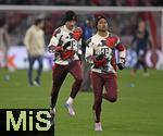 08.04.2025,  Fussball UEFA Championsleague 2024/2025: Viertelfinale Hinspiel, FC Bayern Mnchen - Inter Mailand, in der Allianz-Arena Mnchen. v.l. Thomas Mller (FC Bayern Mnchen) und Serge Gnabry (FC Bayern Mnchen) machen sich warm
  

