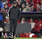 08.04.2025,  Fussball UEFA Championsleague 2024/2025: Viertelfinale Hinspiel, FC Bayern Mnchen - Inter Mailand, in der Allianz-Arena Mnchen. Trainer Vincent Kompany (FC Bayern Mnchen) und Thomas Mller (FC Bayern Mnchen) auf der Esatzbank
  

