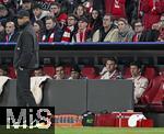 08.04.2025,  Fussball UEFA Championsleague 2024/2025: Viertelfinale Hinspiel, FC Bayern Mnchen - Inter Mailand, in der Allianz-Arena Mnchen. Trainer Vincent Kompany (FC Bayern Mnchen) und Thomas Mller (FC Bayern Mnchen) auf der Esatzbank
  

