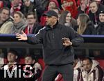 08.04.2025,  Fussball UEFA Championsleague 2024/2025: Viertelfinale Hinspiel, FC Bayern Mnchen - Inter Mailand, in der Allianz-Arena Mnchen. Trainer Vincent Kompany (FC Bayern Mnchen) gestikuliert
  

