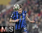 08.04.2025,  Fussball UEFA Championsleague 2024/2025: Viertelfinale Hinspiel, FC Bayern Mnchen - Inter Mailand, in der Allianz-Arena Mnchen. Francesco Acerbi (Inter Mailand) am Ball.
  

