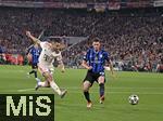 08.04.2025,  Fussball UEFA Championsleague 2024/2025: Viertelfinale Hinspiel, FC Bayern Mnchen - Inter Mailand, in der Allianz-Arena Mnchen. Raphael Guerreiro (FC Bayern Mnchen) zieht ab . Benjamin Pavard (Inter Mailand) 
  

