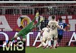 08.04.2025,  Fussball UEFA Championsleague 2024/2025: Viertelfinale Hinspiel, FC Bayern Mnchen - Inter Mailand, in der Allianz-Arena Mnchen. Lautaro Martinez (Inter Mailand) trifft zum 0:1 gegen Torwart Jonas Urbig (FC Bayern Mnchen) 
  

