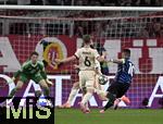 08.04.2025,  Fussball UEFA Championsleague 2024/2025: Viertelfinale Hinspiel, FC Bayern Mnchen - Inter Mailand, in der Allianz-Arena Mnchen. Lautaro Martinez (Inter Mailand) trifft zum 0:1 gegen Torwart Jonas Urbig (FC Bayern Mnchen) 
  

