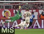 08.04.2025,  Fussball UEFA Championsleague 2024/2025: Viertelfinale Hinspiel, FC Bayern Mnchen - Inter Mailand, in der Allianz-Arena Mnchen. Torwart Jonas Urbig (FC Bayern Mnchen) kassiert das 0:1 von Lautaro Martinez (Inter Mailand) 
  

