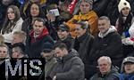 08.04.2025,  Fussball UEFA Championsleague 2024/2025: Viertelfinale Hinspiel, FC Bayern Mnchen - Inter Mailand, in der Allianz-Arena Mnchen. Torwart Manuel Neuer (FC Bayern Mnchen) mit seiner Frau auf der Tribne.
  

