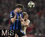 08.04.2025,  Fussball UEFA Championsleague 2024/2025: Viertelfinale Hinspiel, FC Bayern Mnchen - Inter Mailand, in der Allianz-Arena Mnchen. v.l. Carlos Augusto (Inter Mailand) gegen Konrad Laimer (FC Bayern Mnchen) 
  

