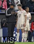 08.04.2025,  Fussball UEFA Championsleague 2024/2025: Viertelfinale Hinspiel, FC Bayern Mnchen - Inter Mailand, in der Allianz-Arena Mnchen. v.l. Trainer Vincent Kompany (FC Bayern Mnchen) und Thomas Mller (FC Bayern Mnchen) kurz vor der Einwechslung
  

