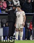 08.04.2025,  Fussball UEFA Championsleague 2024/2025: Viertelfinale Hinspiel, FC Bayern Mnchen - Inter Mailand, in der Allianz-Arena Mnchen. v.l. Trainer Vincent Kompany (FC Bayern Mnchen) und Thomas Mller (FC Bayern Mnchen) kurz vor der Einwechslung
  

