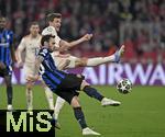 08.04.2025,  Fussball UEFA Championsleague 2024/2025: Viertelfinale Hinspiel, FC Bayern Mnchen - Inter Mailand, in der Allianz-Arena Mnchen. v.l. Hakan Calhanoglu (Inter Mailand) gegen Thomas Mller (FC Bayern Mnchen) 
  

