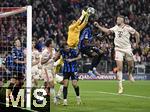 08.04.2025,  Fussball UEFA Championsleague 2024/2025: Viertelfinale Hinspiel, FC Bayern Mnchen - Inter Mailand, in der Allianz-Arena Mnchen. Eric Dier (FC Bayern Mnchen) gegen Torwart Yann Sommer (Inter Mailand) 
  

