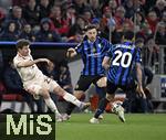 08.04.2025,  Fussball UEFA Championsleague 2024/2025: Viertelfinale Hinspiel, FC Bayern Mnchen - Inter Mailand, in der Allianz-Arena Mnchen. v.l. Thomas Mller (FC Bayern Mnchen) gegen Hakan Calhanoglu (Inter Mailand) 
  

