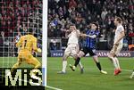 08.04.2025,  Fussball UEFA Championsleague 2024/2025: Viertelfinale Hinspiel, FC Bayern Mnchen - Inter Mailand, in der Allianz-Arena Mnchen. Thomas Mller (FC Bayern Mnchen) trifft hier zum 1:1 gegen Torwart Yann Sommer (Inter Mailand) 
  

