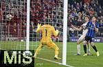 08.04.2025,  Fussball UEFA Championsleague 2024/2025: Viertelfinale Hinspiel, FC Bayern Mnchen - Inter Mailand, in der Allianz-Arena Mnchen. Thomas Mller (FC Bayern Mnchen) trifft zum 1:1 gegen Torwart Yann Sommer (Inter Mailand) 
  

