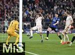 08.04.2025,  Fussball UEFA Championsleague 2024/2025: Viertelfinale Hinspiel, FC Bayern Mnchen - Inter Mailand, in der Allianz-Arena Mnchen. Thomas Mller (FC Bayern Mnchen) trifft hier zum 1:1 gegen Torwart Yann Sommer (Inter Mailand) 
  


